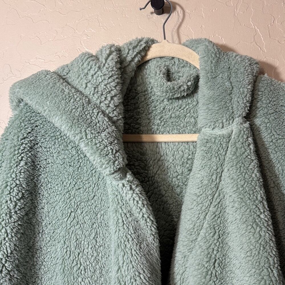 LL Bean Cozy Sherpa Wearable Throw in silver Sage green color - Picture 4 of 5